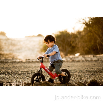キッズは赤ちゃんのためのスタイルバイク/バランスバイクに乗る